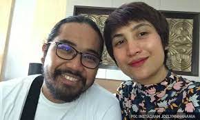 Rozlinawaty binti ismail yang lebih dikenali sebagai ozlynn waty merupakan seorang pelakon, pengacara dan pengurus artis. Malaysiakini Johan Isteri Rela Lewat Daftar Nama Anak Asalkan Puas Hati