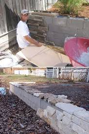 Build A Backyard Retaining Wall With Concrete Blocks And Then Adorn It With Stone Facade Nice Garden Wall Blocks Ga Garten Terrasse Hintergarten Stutzmauer