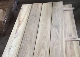 Elles ont une épaisseur de bois de 21 mm sur une largeur de planche de 120 mm et sont lisses. Parquet Massif Acacia Italie 15 X 120 Mm Brut
