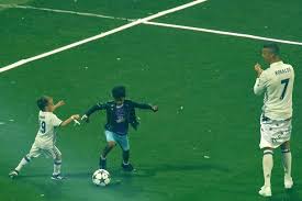 Cristiano ronaldo, dünya kupası'nın ardından kariyerine nokta koyuyor. Cristiano Ronaldo Looks On In Delight As His Son Showcases His Ball Skills And Even Scores After Champions League Win Mirror Online