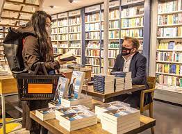 In dit boek doet omtzigt een aantal voorstellen daartoe. Pieter Omtzigt Cda Signeert Zijn Boeken In Zwolse Waanders In De Broeren Goed Om In Gesprek Te Blijven Zwolle Ad Nl