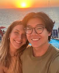 LoL have anyone notice when Mckenzie talks to people in the house she  actually talks to the camera or a mirror while she looks at herself 😂