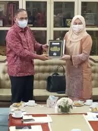 Kpt (kementerian pengajian tinggi) responsif ke atas aspirasi pelbagai pihak yang inginkan auku ditambah baik dari semasa ke semasa. Rektor Hadiri Kunjungan Hormat Menteri Kepada Mb Pahang Kolej Universiti Islam Pahang Sultan Ahmad Shah