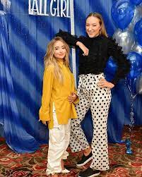 76 evolution incluiu gêneros como eletropop e house music. Who Are You In That Photo Sabrina With Her 5 0 1 50m Or The Super Tall Ava With 6 3 1 90m Tallgirl Sabrina Carpenter Sabrina Tall Girl