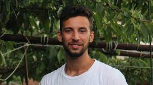 Οι λαϊκές ονομασίες του μήνα (όπως συκολόγος και τραπεζοφόρος ) αναφέρονται κυρίως στην αφθονία των καρπών του: Xio1qyl7d9cuim