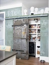 Porte De Grange Rustique Pour Dissimuler Le Garde Manger Dans La Cuisine Http Www Homelisty Com Porte De Amenager Cellier Mobilier De Salon Idee Deco Cuisine