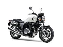 В дизайне Honda X Eleven 2000 явно чувствуется спортивный дух и динамичность. Отличительной чертой его внешности является агрессивный и стремительный вид. Также, мотоцикл имеет современный эргономичный дизайн и комфортное сиденье, которое позволяет проехать длительные дистанции без усталости. Байк оснащен спортивной подвеской и качественными тормозами, что обеспечивает надежную устойчивость и отличное управление.