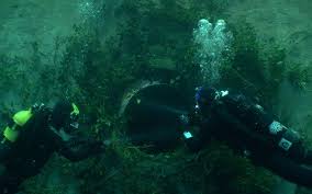 While diving in a remote french lake, a couple of youtubers who specialize in underwater exploration videos discover a house submerged in the deep waters. Wugl Wisw 7evm