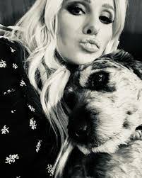 Heather Derringer's Instagram, Twitter & Facebook