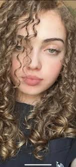 She reminds me of Brooke Shields