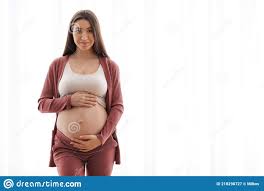 Niedlich Junge Schwanger Frau Berühren Sie Nackt Bauch Während Posieren  Gegen Fenster Stockbild - Bild von bauch, obacht: 218298727