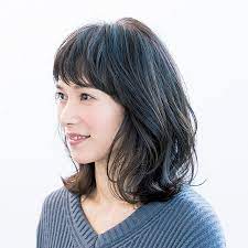 ソフトウルフ 外ハネ 短め前髪 3トレンドを大人っぽく取り入れて 40代のミディアムヘア ミディアムヘア 40代 ヘアスタイル セミロング 50代 ヘアスタイル ミディアム