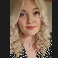 Tara Staples's Instagram, Twitter & Facebook