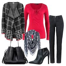 Pantalone Nero Di Linea Regular Abbinato A Maglia Rossa Scollo Tondo Chiusa Con Laccetti Cardigan Nero In Un Mix D Attrezzatura Stile Di Moda Abbigliamento