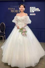 Then, you can dress up them, choose a gorgeous wedding gown, a beautiful bridal veil, the best hairstyle and pick some sparkling accessories. Pin De Lemar En Mejiwoo Vestidos De Boda Coreanos Vestidos De Boda Boda Coreana