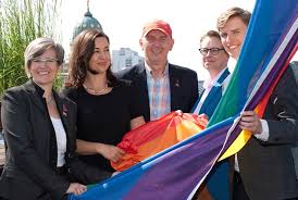 Find out more information about this bank or institution. Deutsche Bank Zeigt Flagge Beim Christopher Street Day In Berlin Newsroom