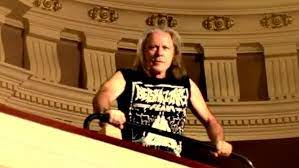 Now we are victorious we've become our slaves a land of hope and glory building graveyards for the brave. Iron Maiden Veroffentlichen Neuen Song The Writing On The Wall Video
