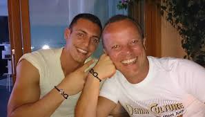 La cantante, infatti, sarebbe innamorata di livio cori, 30 anni, anche lui cantante, anche lui napoletano. Gigi D Alessio Il Figlio Nei Guai Denunciato Dalla Colf E Rispunta Nicole Minetti Dilei