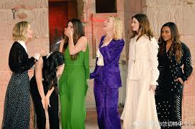 Sandra bullock (the blind side) stars in the title role, alongside cate blanchett (carol), anne hathaway (les misérables), richard armitage (the hobbit trilogy), mindy kaling (the mindy project); Ocean S 8 Daily On Twitter Awkwafina Sandra Bullock And Cate Blanchett Losing Their Shit At Something Sarah Paulson Said Oceans8