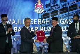 Kl) atau nama penuhnya wilayah persekutuan kuala lumpur, ialah ibu negara dan bandaraya terbesar di malaysia.kawasan wilayah persekutuan ini yang meliputi tanah seluas 244 km 2 (94 bt 2), diduduki 1.796 juta orang mengikut banci tahun 2018. Carian Mengenai Topik Datuk Bandar Kl Astro Awani