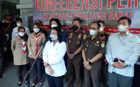 Herry hadir herry wirawan (foto: Firmly Minister Bintang Said This Was The Appropriate Punishment For The Defendant Herry Wirawan Read A Biography