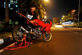 Mungkin dahulu kiblat modifikasi ninja 150 rr mengarah ke konsep ala thailook, namun kini konsepnya lebih mengarah oem look ala jdm dan bahkan dibuat ala sport bike. Modifikasi Ninja Rr 2013 Gak Manja Yang Ini Jagoan Trek Lurus 500m