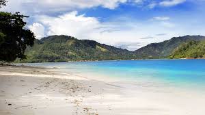 Hasil gambar untuk foto pemandangan indah aceh lampuuk pasir putih