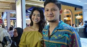 Pasangan yang menikah pada 21 maret 2020 ini baru saja mengumumkan bahwa mereka tengah menantikan anak pertamanya. Nikah Di Tanggal Cantik Syamsir Alam Bunga Jelitha Susah Cari Gedung