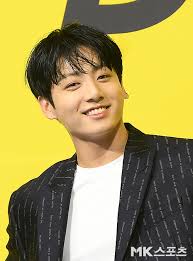 During the episode, the members shared that when jungkook was younger, he was extremely shy, and if someone asked him to sing, he wasn't able to due to his shyness. Bts Jungkook Falling Smile