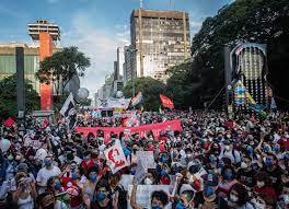 A deputada carla zambelli esteve na manifestação na avenida paulista. Protesto Contra Bolsonaro Em Meio A Pandemia Bloqueia Avenida Paulista Em Sp