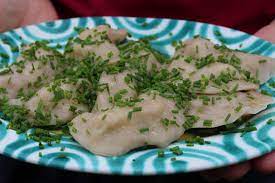 Osttiroler schlipfkrapfen schlipfkrapfen aus osttirol werden mit gekochten kartoffeln und frischen kräutern gefüllt und mit einer herzhaften portion würzigem käse bestreut serviert. Die Osttiroler Sind Die Besten Schlipfkrapfen Zartbitter Co At