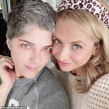 Having had enough, he quits his job and makes it home to monica and his friends in time for christmas. Selma Blair Tells Bff Sarah Michelle Gellar She S Lucky To Have Her As They Share Cute Selfie Daily Mail Online