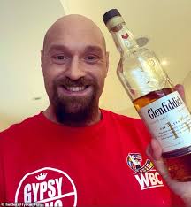 As of 2021, tyson fury's net worth is roughly ‎$30 million. Tyson Fury Gegen Anthony Joshua Gypsy King Verbringt Seinen Sonntag Damit Whisky Zu Trinken Nachdem Er 12 Pints Behauptet Hat Aktuelle Boulevard Nachrichten Und Fotogalerien Zu Stars Sternchen