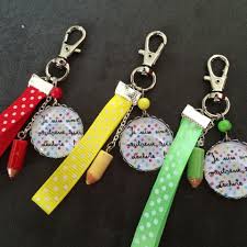 Porte Cle Maitresse Qui Dechire Avec Ruban Colores Petit Crayon Porte Cles Par Claironcreation Porte Cle Maitresse Porte Cle Cadeaux Maitresse