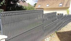 cloture en treillis soude avec lattes occultantes grillage rigide cloture maison amenagement jardin cloture