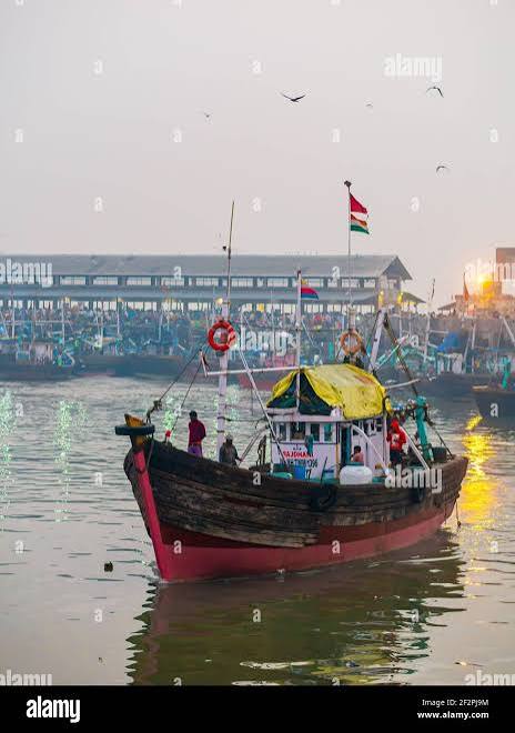 Mumbai fishing boat hi-res stock photography and images - Alamy