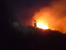 Εκκενώθηκαν δύο οικισμοί και το μαρμάρι. Fwtia Sto Marmari Sthn Prwth Grammh Ths Katasbeshs O Syllogos E8elontwn Dasoprostasias Karystoy Eikones Evima Eidhseis Eyboia