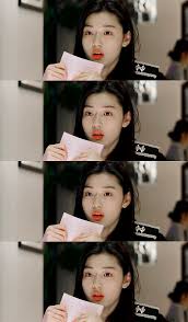 공개된 영상 속 브리트니 스피어스는 몸매가 드러나는 붉은색의 원피스를 입고 제자리를 돌며 웨이브 춤을 선보이는 등 다양한 포즈를 취하고 있다. 20ë ì ì§í ë¹ì£¼ì¼ ë¦¬ì¦ìì ì ì¤íì´ ì¹´íê³ ë¦¬