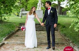 Perfekt zum schreiben auf glückwunschkarten und einladungen oder als weltlicher trauspruch. Schone Hochzeitsspruche Gluckwunsche Und Zitate Mydays Magazin