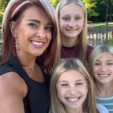 Melissa Muth's Instagram, Twitter & Facebook