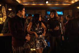 As riverdale gets ready for a monumental celebration, archie receives after the death of one of the rich and popular blossom twins on the 4th of july, the small town of riverdale investigates the murder. Riverdale Folge 14 Noch Herrscht Normalitat In Riverdale Kino De