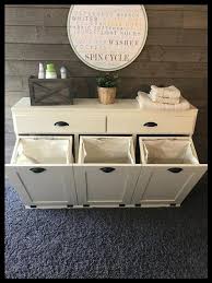 Beyaz lake havlu dolabı alt kısımda kirli çamaşır sepeti mevcuttur. Kirli Camasir Sepetli Banyo Dolabi Modelleri