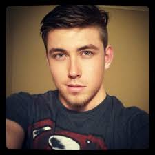 Bit of an odd question, but: Fjord's a (relatively) young man, yet most  fanart seems to portray him with grey in his hair. Where does this stem  from? Is it something Travis