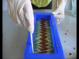 Tutoriel Marbrage Plume Recettes De Savon Maison Recettes De Savon Savon Saponifie A Froid