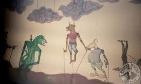 Wayang berasal dari kata 'ma hyang' yang artinya menuju kepada roh wayang kulit dibuat dari bahan kulit sapi yang sudah diproses menjadi kulit lembaran, perbuah wayang membutuhkan sekitar ukuran 50 x 30 cm. Pengertian Dan Asal Usul Wayang Motekar Puppet Theater Budaya Nusantara