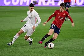 دخلت جماهير ريال مدريد في صدمة كبرى بعد خروج رافائيل فاران في استبدال بين شوطي مباراة الملكي وريال أوساسونا بعد إصابته في قدمه اليمنى. Orkhdk1fm1bzcm
