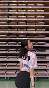1 day ago · 身材火辣的凱莉，現年27歲的她去年被本刊直擊，先後與邱昊奇及許得瑋約會，這次又與37歲的比利爆出愛火，桃花非常旺。出自男團「泰坦」的比利，過去星運不佳，直到去年參加《全明星運動會》第一季，靠著水中的優異表現受到矚目，從選秀鍋底翻轉成為mvp，更有著「得比利者得天下」的美稱。 Facebook