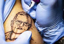 Tegnells gesicht ist bereits ihr sechstes tattoo. Corona Bekampfer Fauci Tegnell Drosten Lass Dich Von Den Mistkerlen Nicht Kleinkriegen Der Spiegel