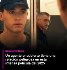 En 'Plainclothes', Tom Blyth interpreta a Lucas, un agente encubierto que  seduce a hombres en un centro comercial para cumplir con su deber policial.  La trama se complica cuando Lucas desarrolla una