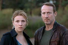 En snigskytte skyder en lastvognschauffør på en rasteplads og flygter fra stedet. Tatort Folge 1111 Querschlager Tatort Fans
